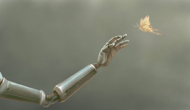 Roboterhand und Schmetterling